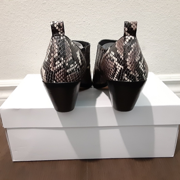 Vince Camuto - Picture 4 of 4